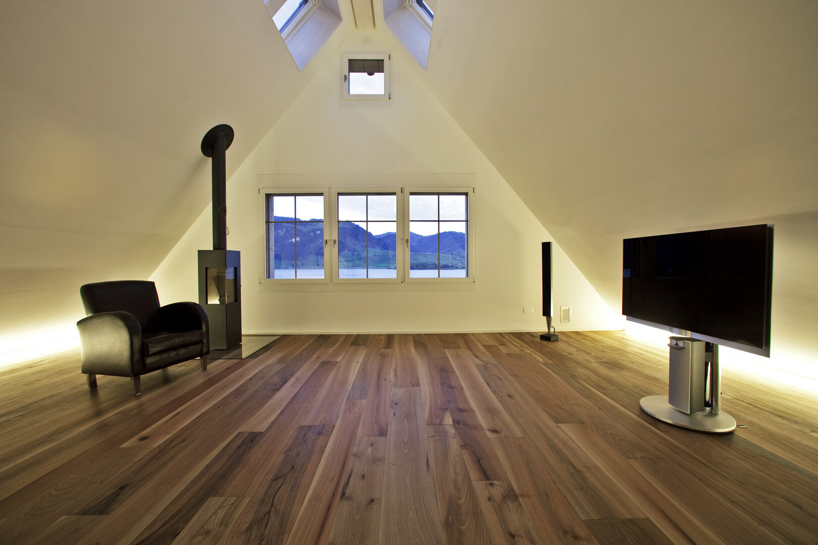 TRAPA Plank floor 
Walnut eur. knotty brushed natural
