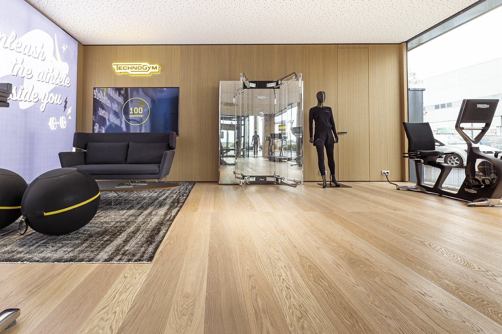 TRAPA Plank Rovere naturelle spazzolato Carezza – Showroom TechnoGym, AT