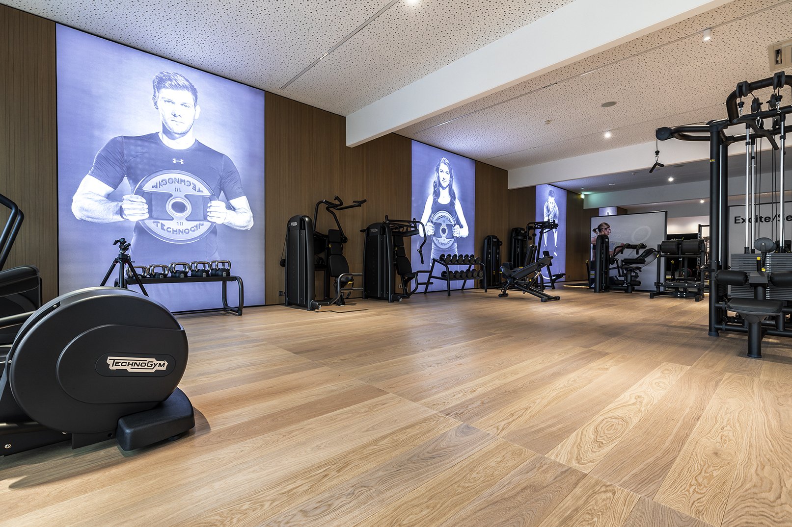 TRAPA Plank Rovere naturelle spazzolato Carezza – Showroom TechnoGym, AT