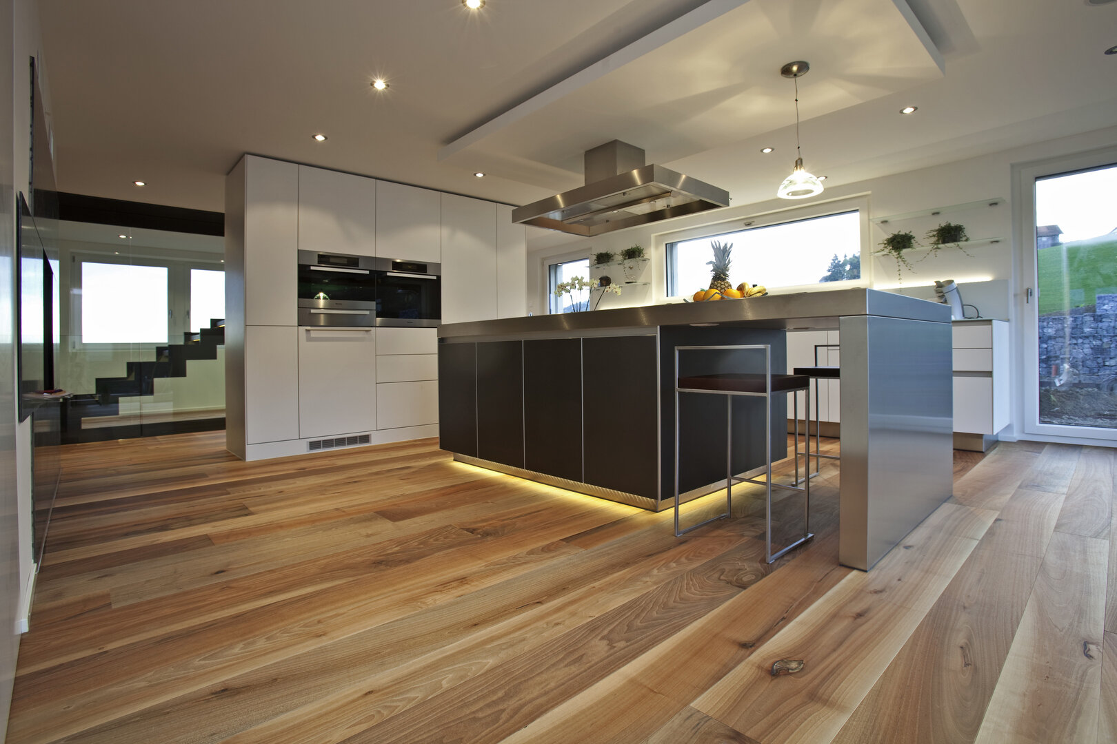 TRAPA Plank floor 
Walnut eur. knotty brushed natural